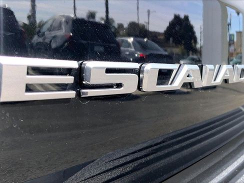 Used 2025 Cadillac Escalade Premium Luxury image 32