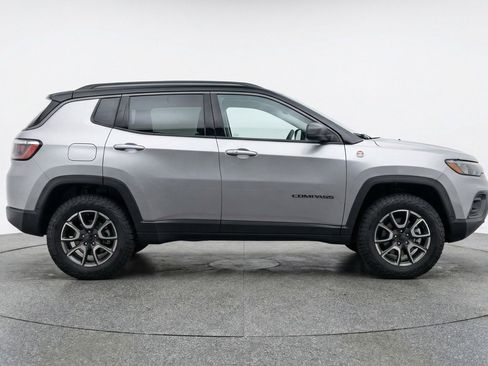 Used 2025 Jeep Compass Trailhawk image 11