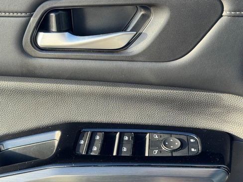 Used 2025 Nissan Pathfinder SL image 27