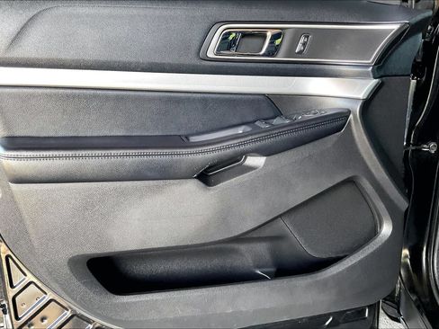 Used 2016 Ford Explorer XLT w/ Equipment Group 202A FWD image 18