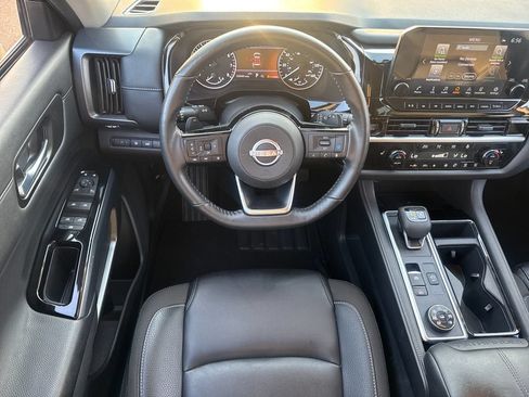 Used 2025 Nissan Pathfinder SL AWD/4WD image 16