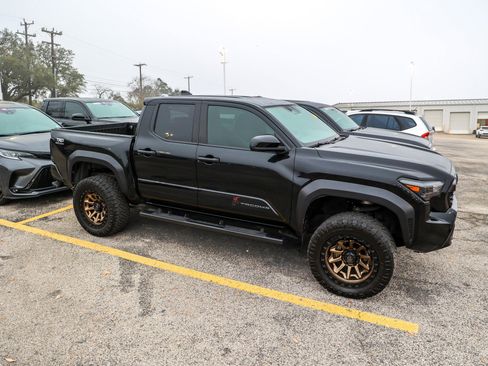 Used 2024 Toyota Tacoma TRD Off-Road image 7