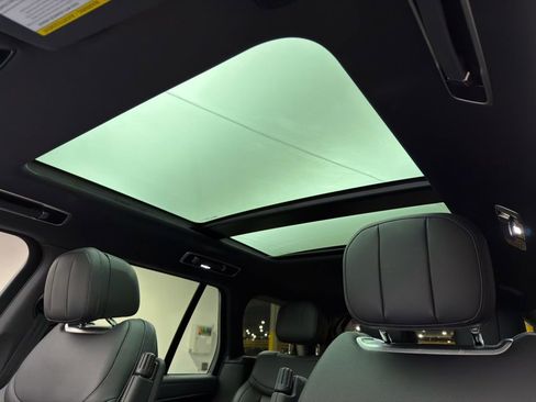 Certified 2025 Land Rover Range Rover SE image 7