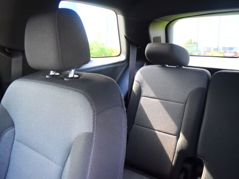 Used 2023 Chevrolet Traverse LT w/ Rear Camera Mirror Package image 29