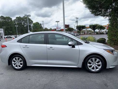 Used 2025 Toyota Corolla LE FWD image 9