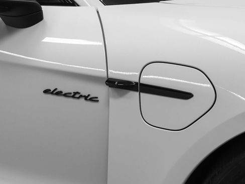 Certified 2025 Porsche Taycan AWD/4WD image 14