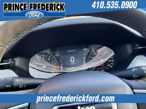 Used 2024 Jeep Compass Latitude w/ Sun and Sound Group image 19