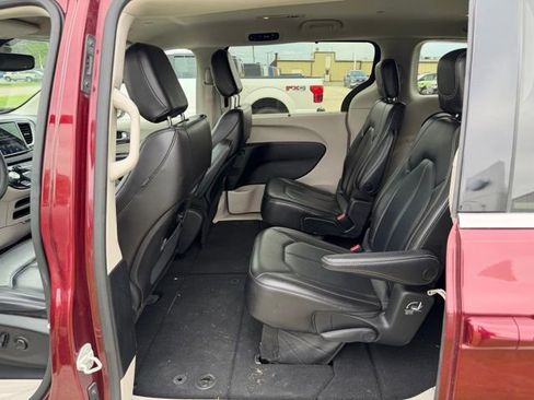 Used 2023 Chrysler Pacifica Touring-L FWD image 15