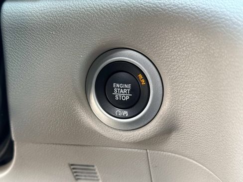 Used 2023 Chrysler Pacifica Touring-L FWD image 28