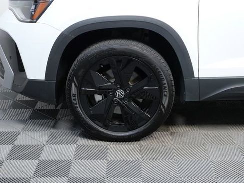 Certified 2025 Volkswagen Taos SE image 33