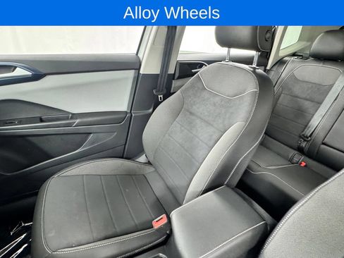 Used 2023 Volkswagen Taos SE AWD/4WD image 12