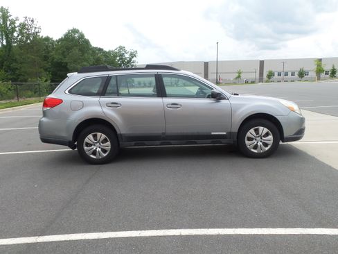 Used 2010 Subaru Outback 2.5i image 7