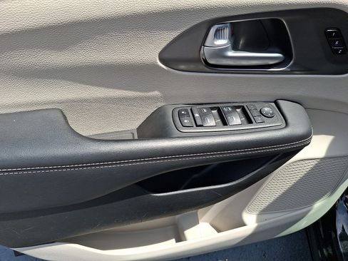 Used 2024 Chrysler Pacifica Touring-L FWD image 8