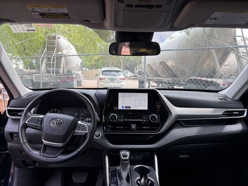 Used 2025 Toyota Highlander LE image 34