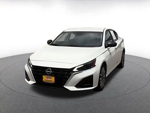 Used 2025 Nissan Altima 2.5 SV FWD image 5