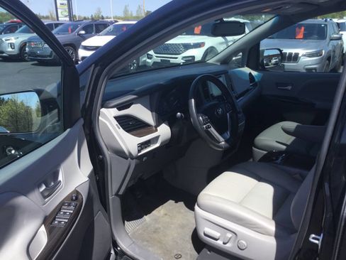 Used 2017 Toyota Sienna XLE w/ XLE Navigation Package FWD image 9