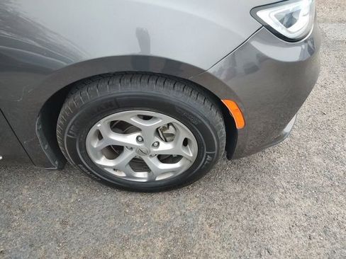 Used 2023 Chrysler Pacifica Limited FWD image 2