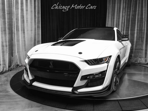 Used 2022 Ford Mustang Shelby GT500 w/ Carbon Fiber Track Pack RWD image 2