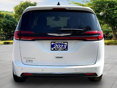 Used 2023 Chrysler Pacifica Touring-L