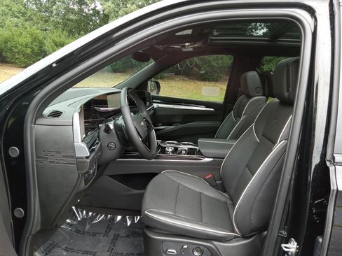Used 2026 Cadillac Escalade ESV Sport w/ LPO, ONYX Package AWD/4WD image 9