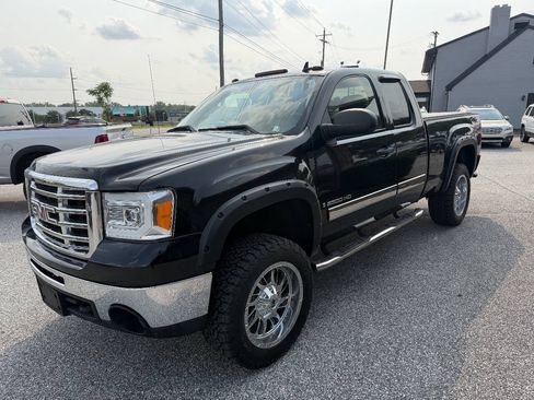 Used 2009 GMC Sierra 2500 SLE w/ Convenience Package AWD/4WD image 2