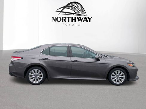 Used 2018 Toyota Camry LE FWD image 2