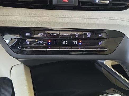 Used 2022 Buick Envision Essence w/ Safety Package image 20