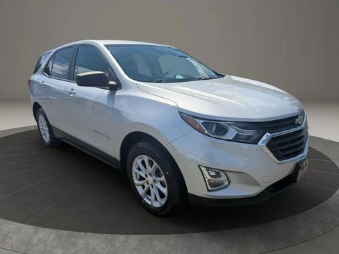 Used 2021 Chevrolet Equinox LS w/ LS Convenience Package AWD/4WD image 3