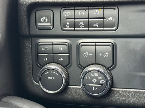 Used 2025 Chevrolet Suburban Z71 AWD/4WD image 35