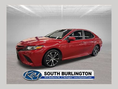 Used 2020 Toyota Camry SE FWD image 1