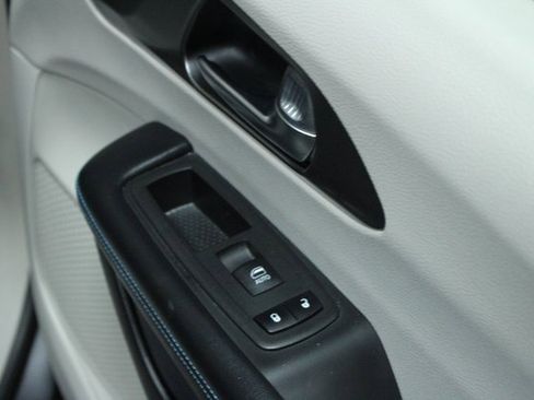 Used 2021 Chrysler Pacifica Touring-L image 11