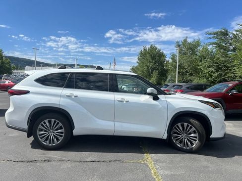 Used 2022 Toyota Highlander Platinum FWD image 4