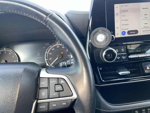 Used 2023 Toyota Highlander LE image 25