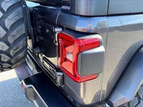 Used 2025 Jeep Wrangler Unlimited Rubicon AWD/4WD image 32