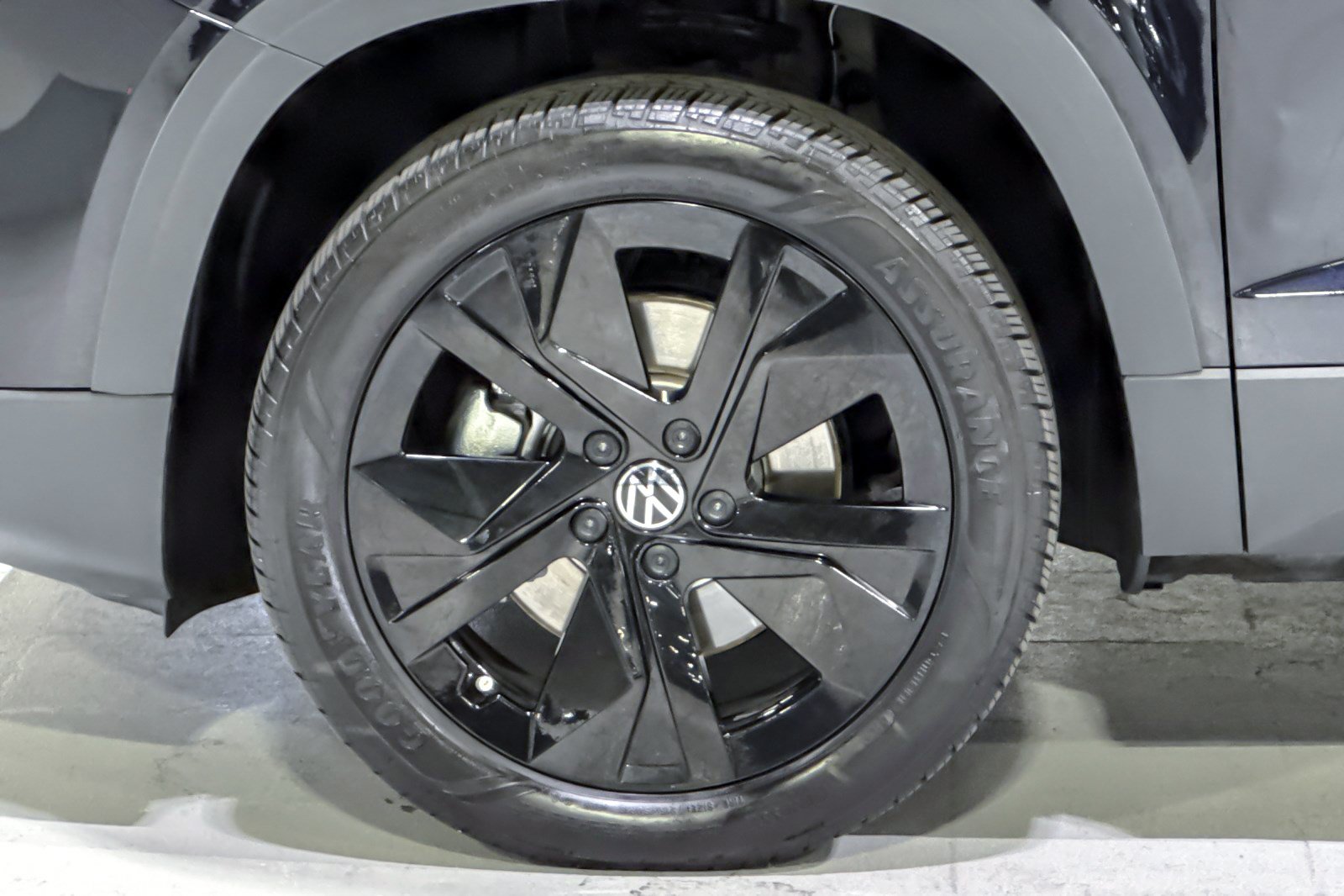 Used 2025 Volkswagen Taos SE FWD image 13