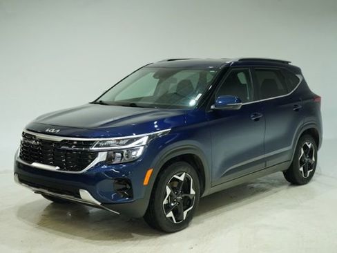 Used 2024 Kia Seltos EX image 3