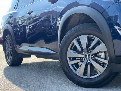 Used 2025 Nissan Pathfinder SV image 2