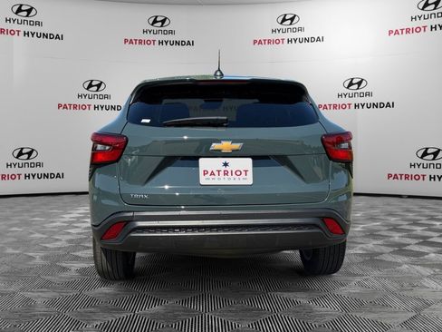 Used 2025 Chevrolet Trax LS w/ LS Convenience Package FWD image 4