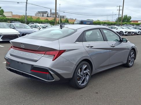 Certified 2025 Hyundai Elantra Limited FWD image 6