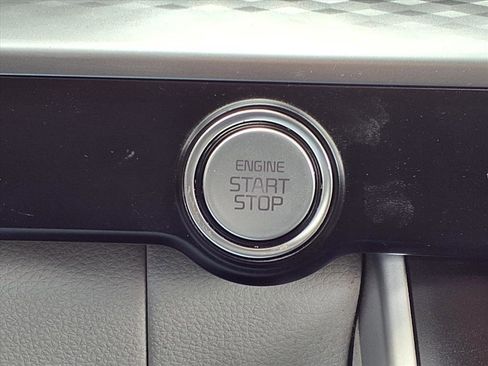 Used 2023 Kia Carnival LX image 10