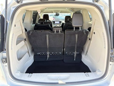 Used 2023 Chrysler Pacifica Touring-L image 21