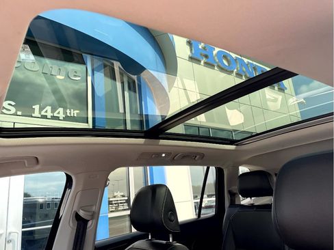 Used 2024 Volkswagen Tiguan SE w/ Panoramic Sunroof Package FWD image 10