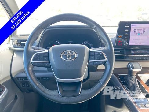 Used 2022 Toyota Sienna XLE image 17