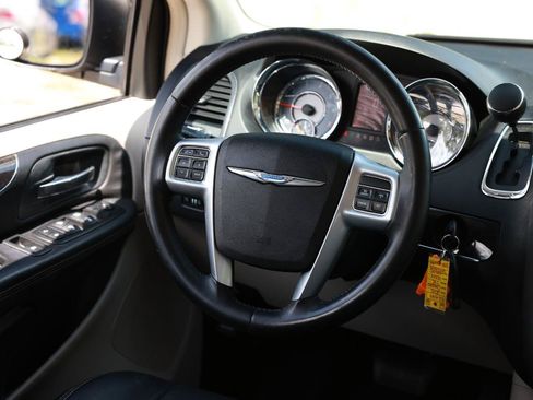 Used 2013 Chrysler Town & Country Touring FWD image 31