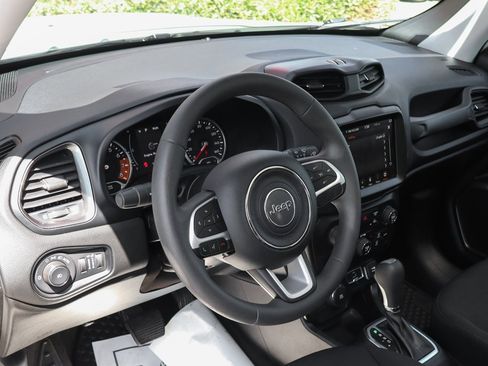 Used 2023 Jeep Renegade Latitude w/ Sun & Fun Group image 18