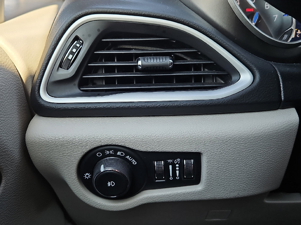 Used 2024 Chrysler Pacifica Touring-L FWD image 23