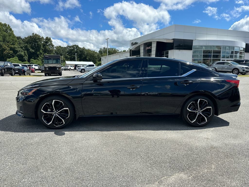 Used 2025 Nissan Altima 2.5 SR w/ SR Premium Package FWD image 4