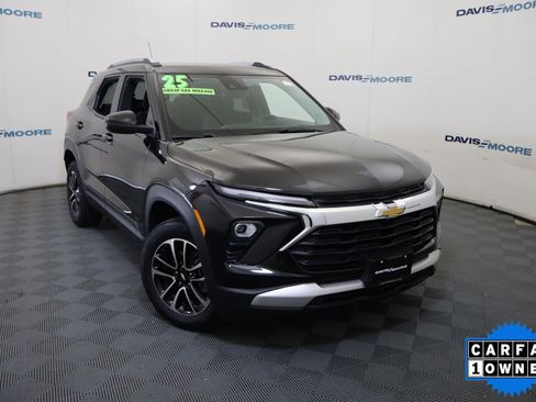 Used 2025 Chevrolet TrailBlazer LT AWD/4WD image 2