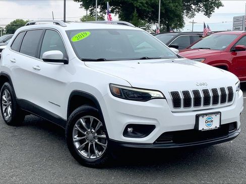Used 2019 Jeep Cherokee Latitude Plus w/ Cold Weather Group AWD/4WD image 2