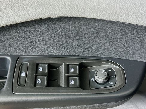 Used 2023 Volkswagen Taos SE w/ Panoramic Sunroof Package AWD/4WD image 15